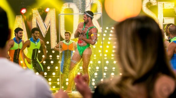 Bruno Miranda, o Borat de 'Amor & Sexo', mostra foto da barriga após tiro