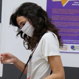 Bruna Marquezine mostra cabelo mais volumoso em dia de eleição