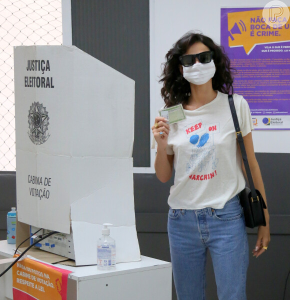 Bruna Marquezine votou nas eleições para prefeito do Rio de Janeiro e exibiu o visual longo e com cachos