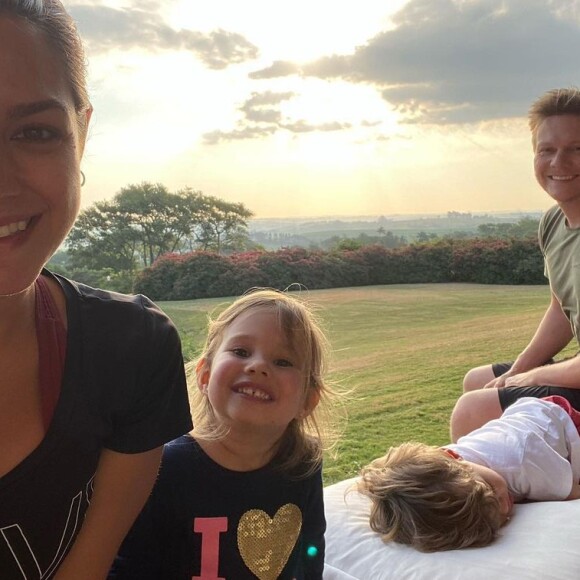 Michel Teló tem dado aula para filhos durante a quarentena