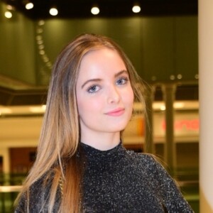 Giovanna Chaves foi 'atacada' por amigos durante festa de aniversário de 19 anos em restaurante de São Paulo