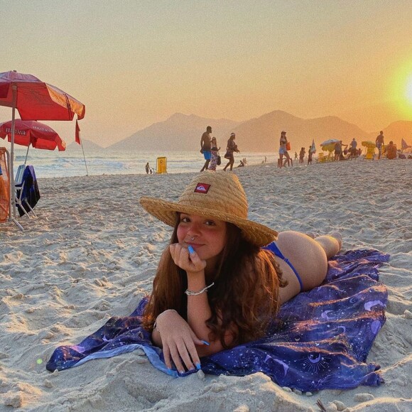 Mel Maia posa de biquíni em praia