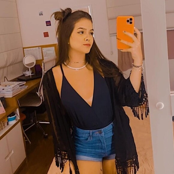 Mel Maia posa de short curto e decote em foto