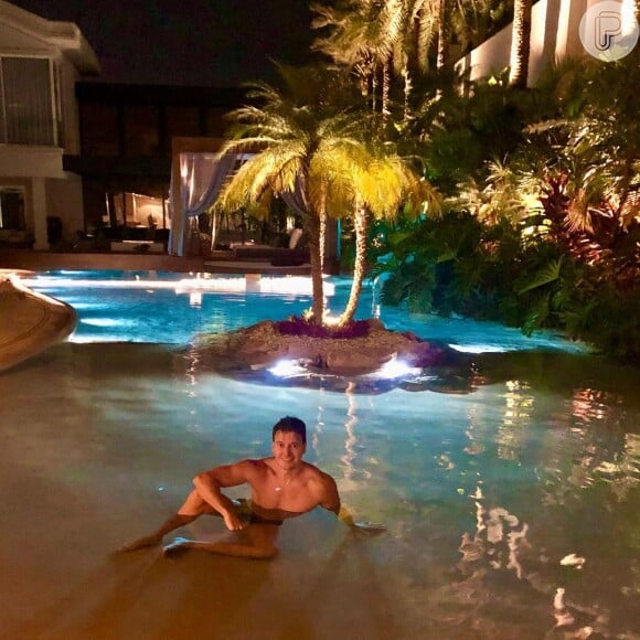 Rodrigo Faro tem ilha em piscina de casa