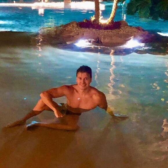 Rodrigo Faro tem ilha em piscina de casa
