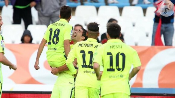 Neymar e outros jogadores do Barcelona comemoram o gol de Jordi Alba, na virada do Barcelona sobre o Almería