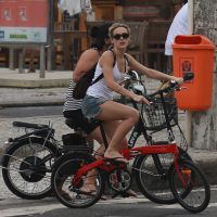 Bianca Bin, de 'Boogie Ooogie', pedala com o marido na orla do Rio