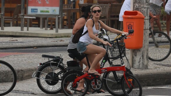 Bianca Bin, de 'Boogie Ooogie', pedala com o marido na orla do Rio