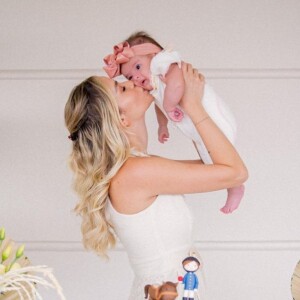 Carol Dias mostra decoração de mesversário de filha com Kaká