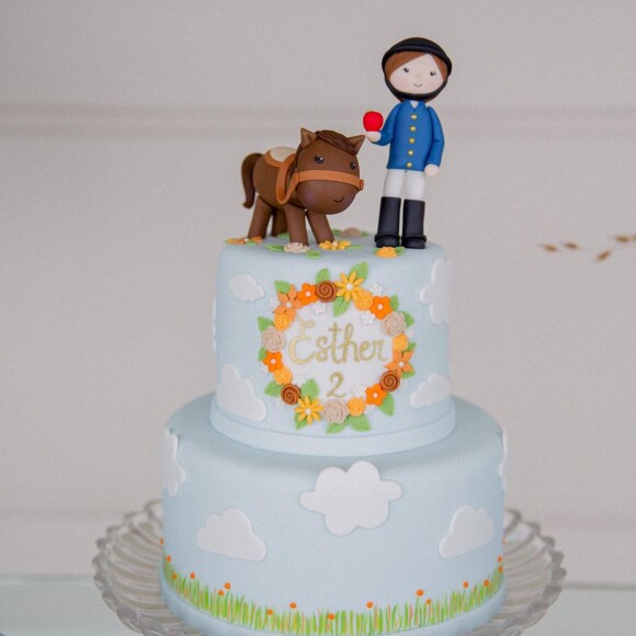 Filha de Kaká ganha aniversário com tema de cavalo