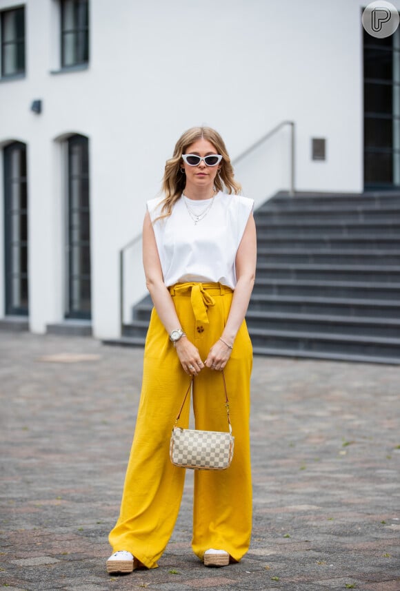 Calça amarela está na moda! Aposte na cor trend em 2021