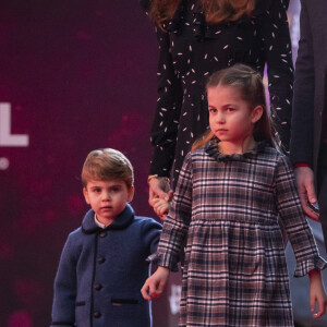 Caçula de Kate Middleton e príncipe William, Louis roubou a cena em foto de cartão de Natal
