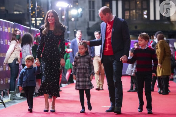 Kate Middleton e príncipe William chegam ao teatro com os filhos