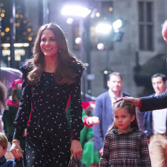 Kate Middleton e príncipe William chegam ao teatro com os filhos