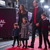 Kate Middleton e príncipe William prestigiam peça natalina com os filhos