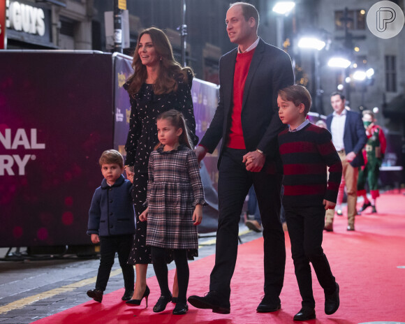 Kate Middleton e príncipe William prestigiam peça natalina com os filhos