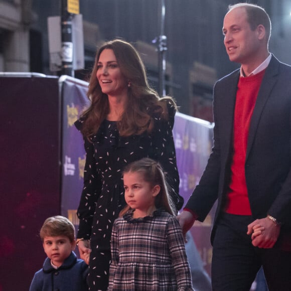 Kate Middleton e príncipe William prestigiam peça natalina com os filhos