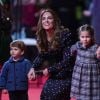 Kate Middleton chega de mãos dadas com Louis e Charlotte
