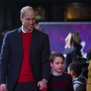 Filhos de Kate Middleton e príncipe William posaram com os pais para cartão de Natal endereçado aos profissionais de saúde