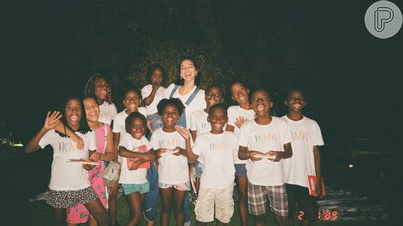 Bruna Marquezine dispensou a Sapucaí e se divertiu com crianças refugiadas em sua casa no Rio de Janeiro, em fevereiro de 2020