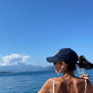 Bruna Marquezine causa na web de biquíni fio-dental em viagem de aniversário, em agosto de 2020