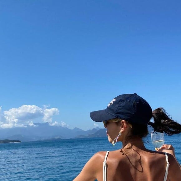 Bruna Marquezine causa na web de biquíni fio-dental em viagem de aniversário, em agosto de 2020