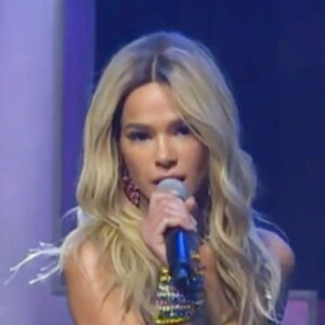 Bruna Marquezine usou look inspirado na apresentação icônica de Britney Spears no VMA de 2001 ao apresentar o MTV MIAW 2020, em setembro