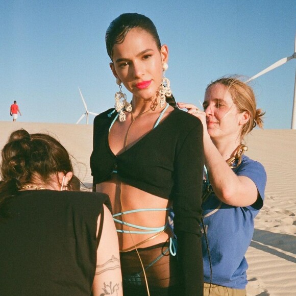 Bruna Marquezine estrelou campanha em parceria com a Arezzo em novembro de 2020