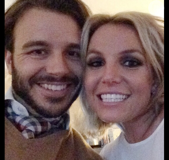 Britney Spears divulga primeira foto ao lado do novo namorado, Charlie Ebersol