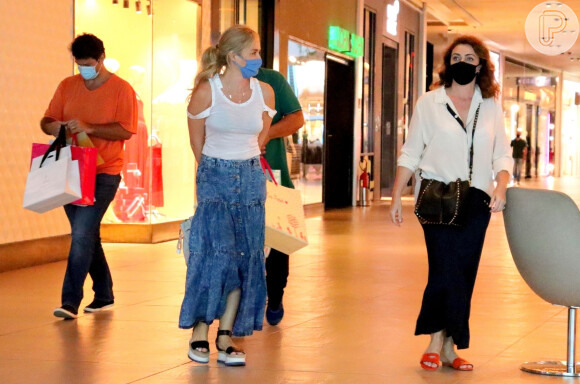 Compras de Natal? Angélica alia saia jeans e blusa branca em dia de shopping. Fotos!