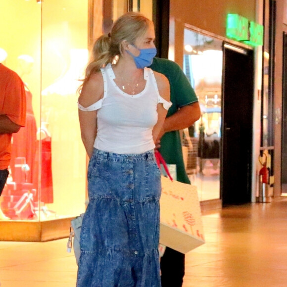 Compras de Natal? Angélica alia saia jeans e blusa branca em dia de shopping. Fotos!