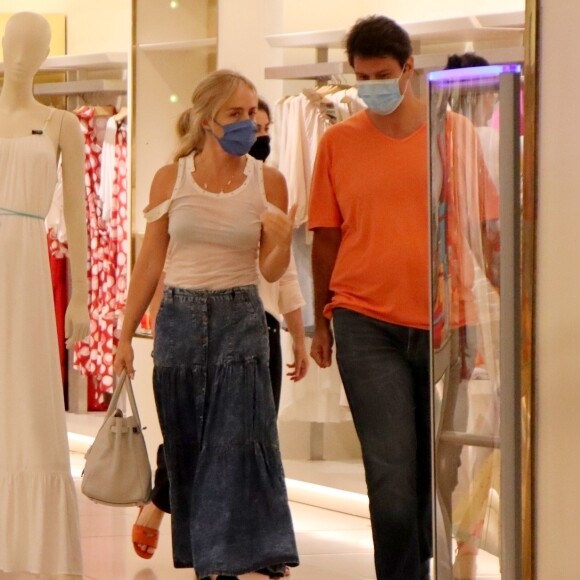 Angélica apostou em visual comfy com jeans para dia de compras