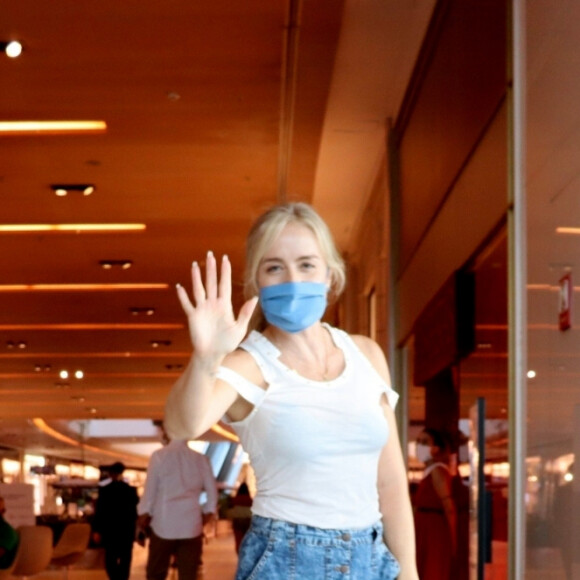 Compras de Natal? Angélica alia saia jeans e blusa branca em dia de shopping. Fotos!