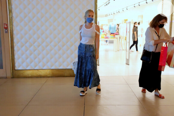 Angélica mostra look durante passeio em shopping no Rio
