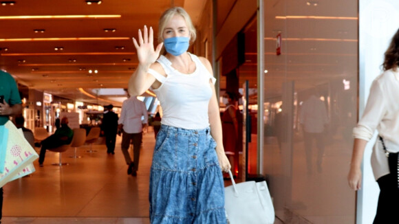 Saia jeans e blusa branca: Angélica usa look comfy para ir às compras. Fotos!