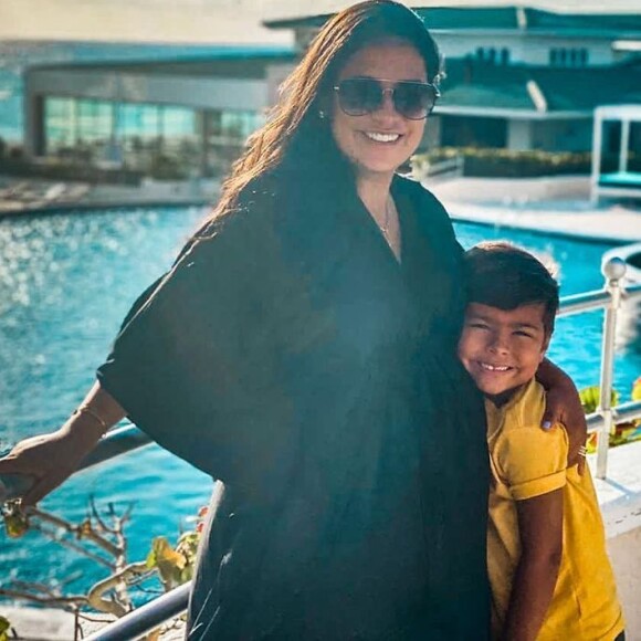Filho de Simone abraça barriga de gravidez da mãe
