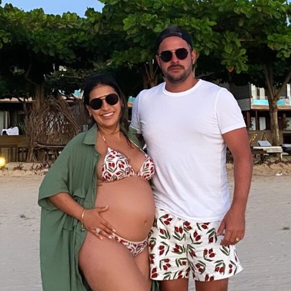 Simone mostra fotos de biquíni na gravidez