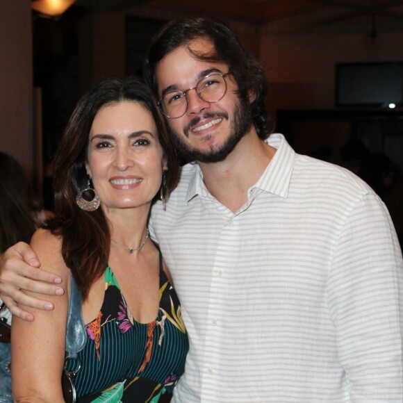 Fátima Bernardes ganhou companhia do namorado, Túlio Gadêlha, em dia na praia