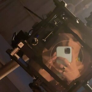 Bruna Marquezine faz foto no espelho em bastidor de gravação