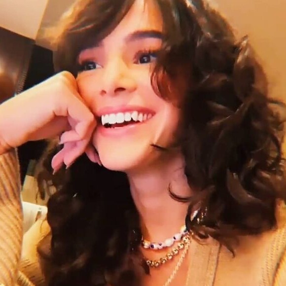 Bruna Marquezine exibe cabelo cacheado com corte shaggy