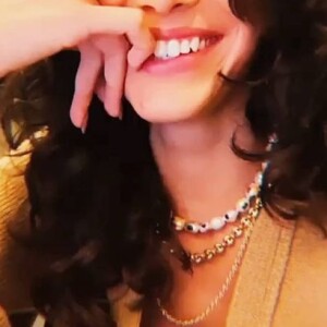 Bruna Marquezine chama atenção em fotos com cabelo mais longo e volumoso