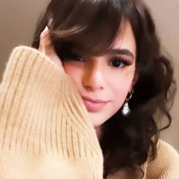 Bruna Marquezine aposta em brinco com minipingente descolado