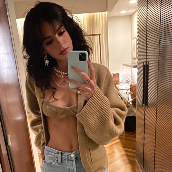 Bruna Marquezine combina tricot com top retrô nude em look do dia