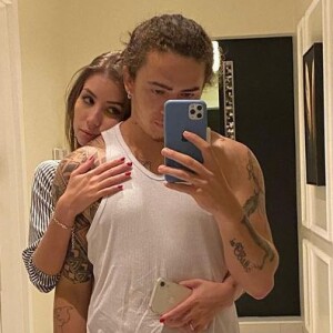 Whindersson Nunes exibe foto com a namorada e nega gravidez