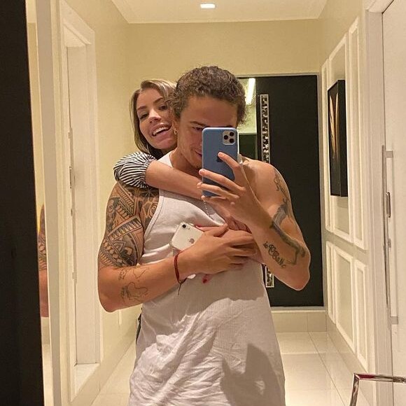 Whindersson Nunes faz crítica em foto com namorada