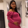 Irmã de Simaria, Simone destaca barriga de gravidez em look