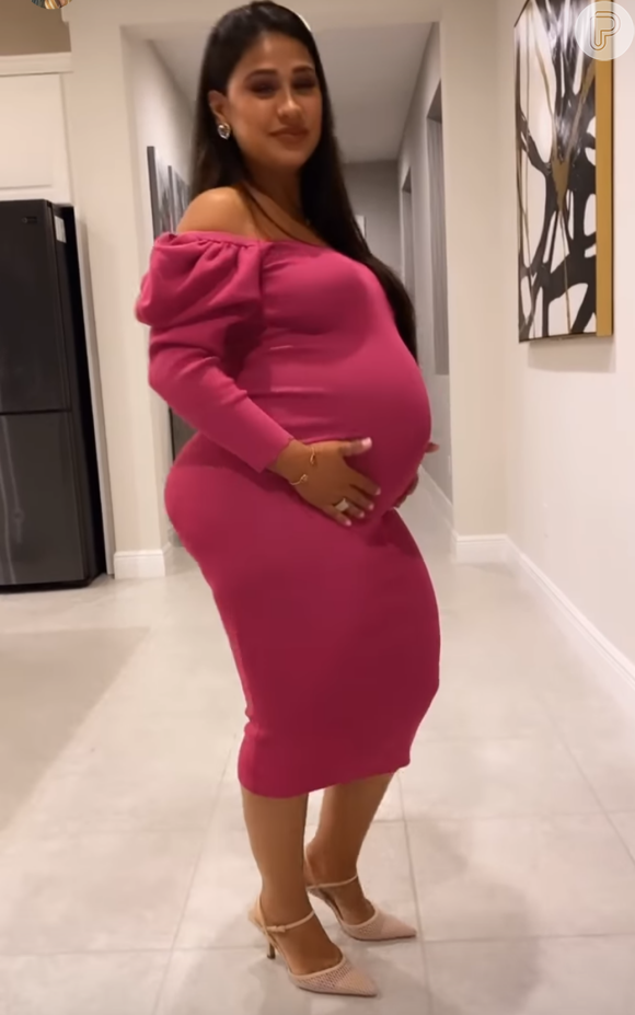 Irmã de Simaria, Simone destaca barriga de gravidez em look