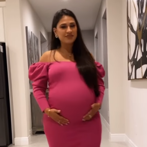 Simone, da dupla com Simaria, usa vestido justo ao corpo e valoriza barriga de gravidez