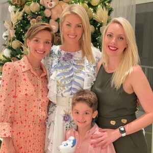 Ana Hickmann posa em clima de Natal e cita importância da família