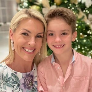 Ana Hickmann posa com filho, Alexandre Jr., no Natal